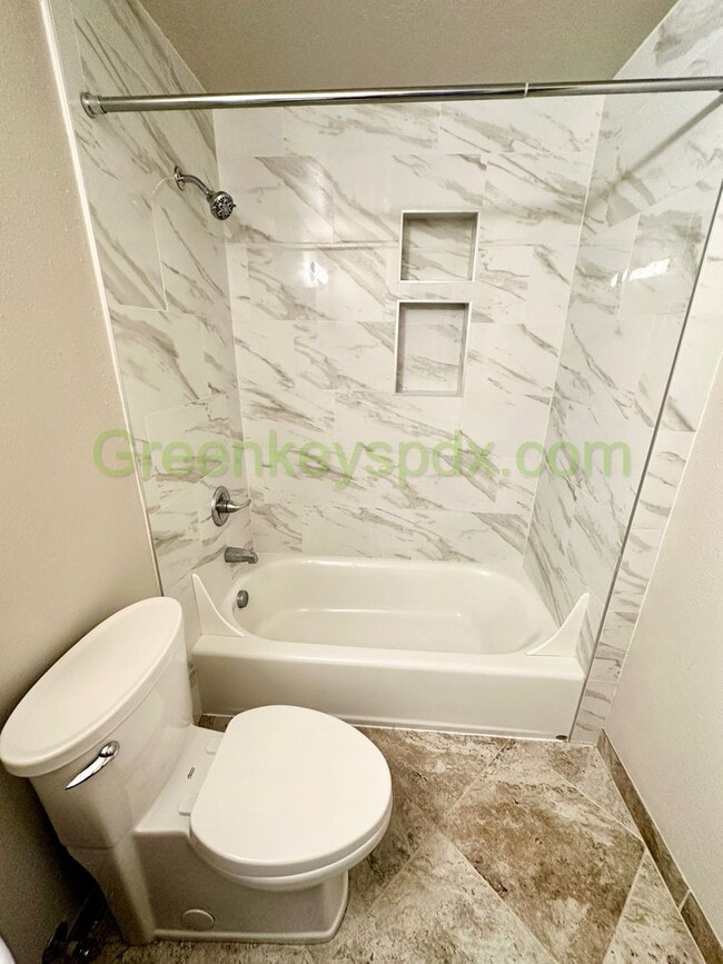 Building Photo - Beautiful Milwaukie 3 Bedroom
