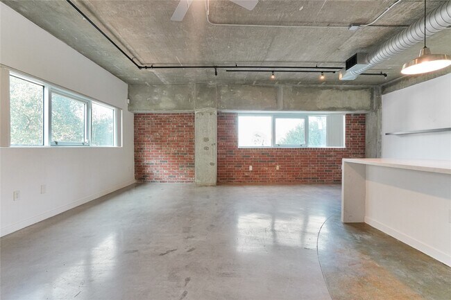 Building Photo - 2000 Bagby St