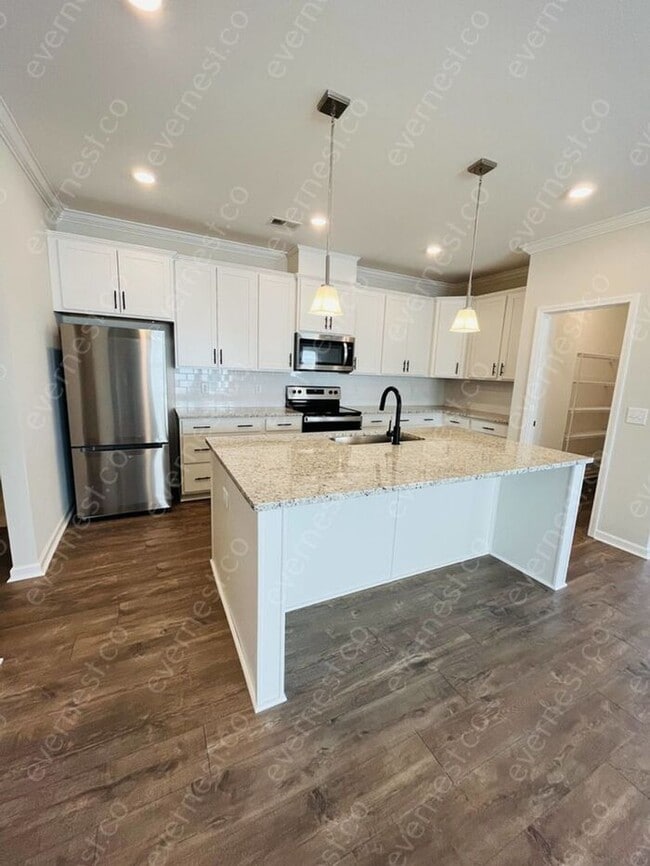 Building Photo - 4-Bedroom, 2.5-Bathroom Home with Modern A...