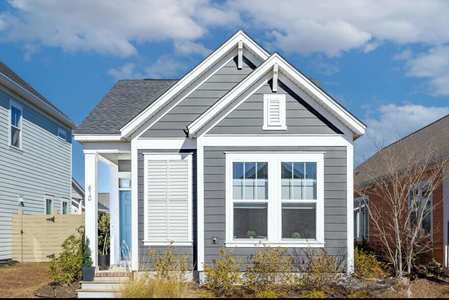 Building Photo - 610 Blueway Ave