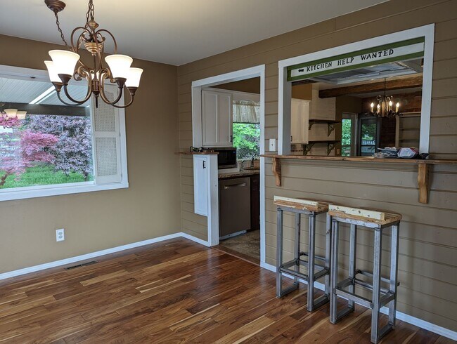 Building Photo - Luxurious 4 bedroom 2 bath house with river view - pet-friendly!