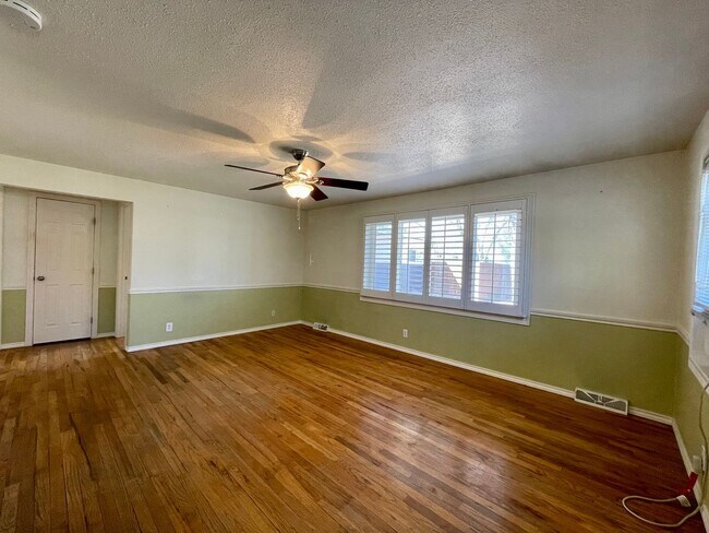 Building Photo - $0 DEPOSIT OPTION! TIMELESS VINTAGE CHARM: 2-BED, 1-BATH UNIT IN A CHARMING TRIPLEX