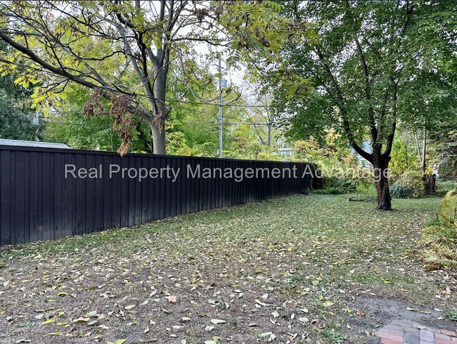 Building Photo - 310 W Hazelhurst St