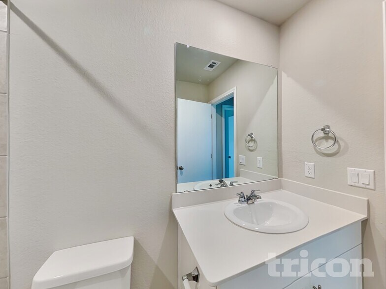 Building Photo - 5002 Saddle Clb Dr