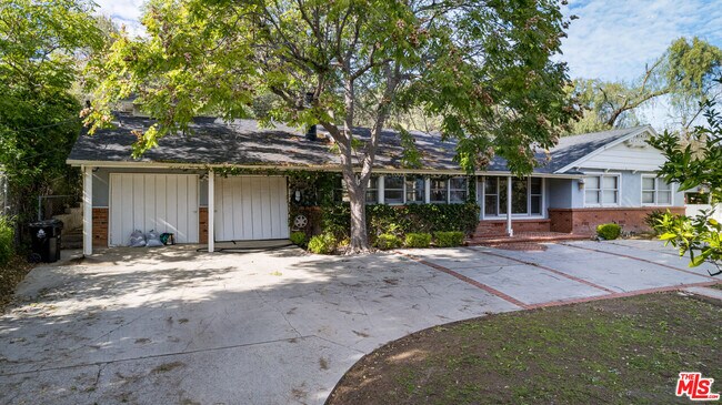 Building Photo - 19439 Oxnard St