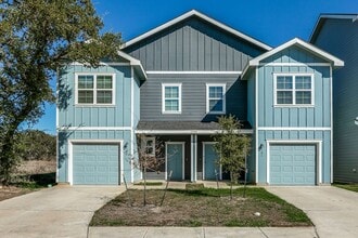 Building Photo - 3-BEDROOM TOWNHOME-STYLE DUPLEX