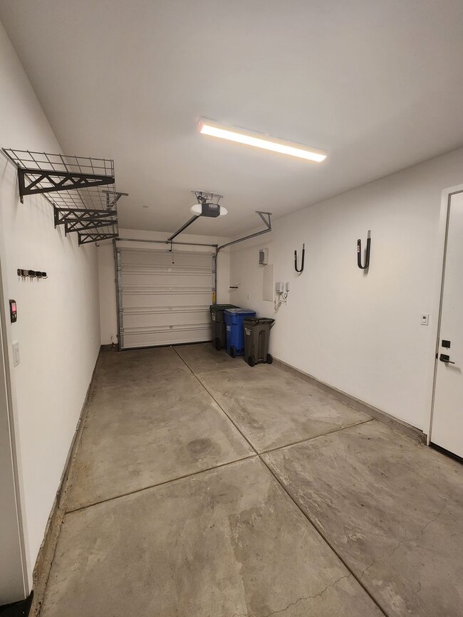 Building Photo - 3 bedroom 2.5 bath townhouse