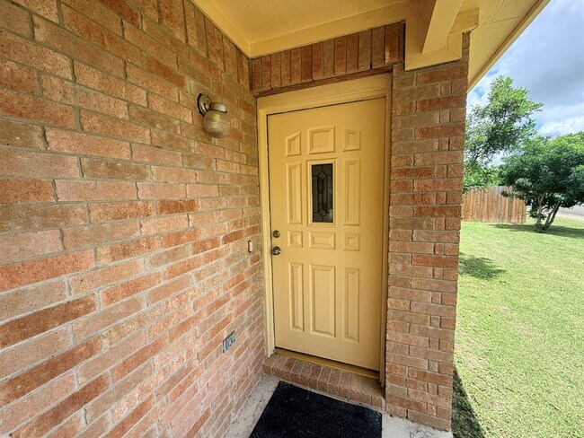 Building Photo - 116 Spur Cove