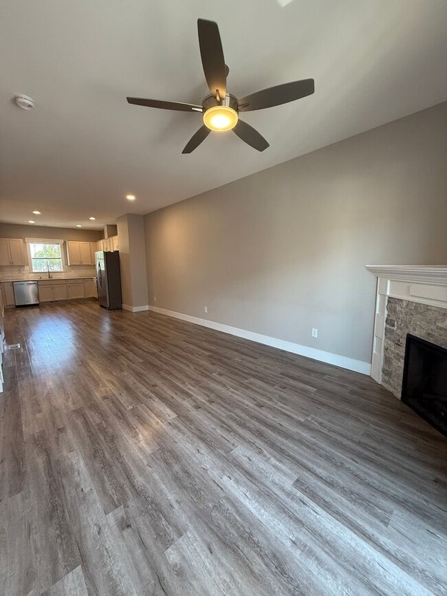Building Photo - Stunning 3 bedroom townhome.