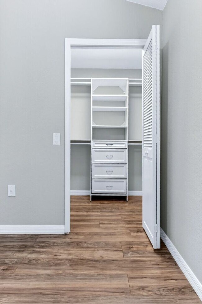 Building Photo - Immaculately updated 3/2.5 Three-Story Maitland Condo in Visconti!