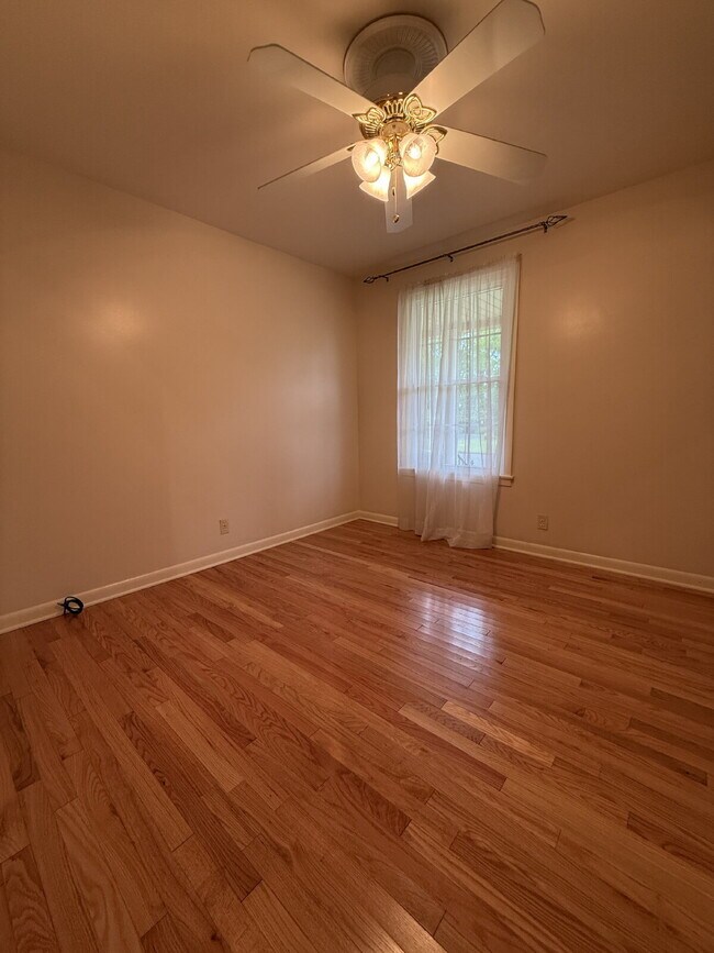 Building Photo - Modern Comforts with Granite & Hardwood Finishes!" 3 Bedroom 2 bath home.