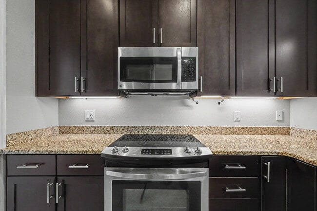 Building Photo - 490 Soundview Ct