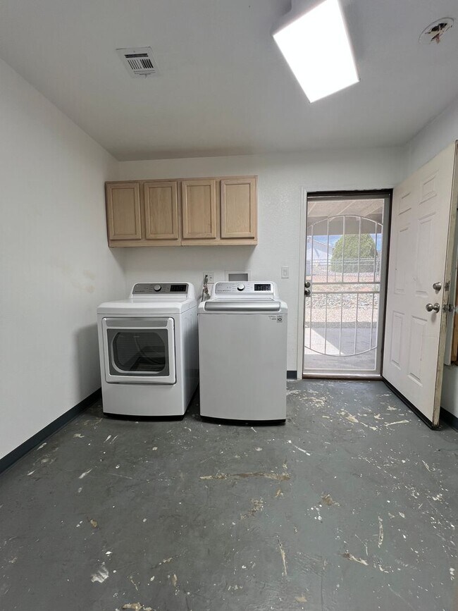 Building Photo - 5-bedroom, 3-bath home in Prescott Valley
