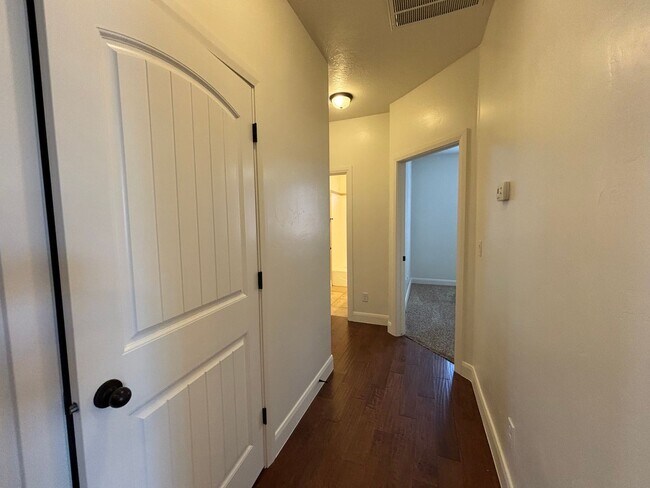 Building Photo - 750 350 N