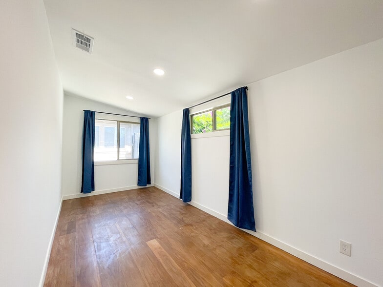 Building Photo - 958 Camulos St