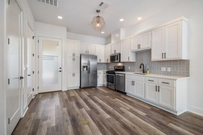 Building Photo - 607 W St Johns Ave