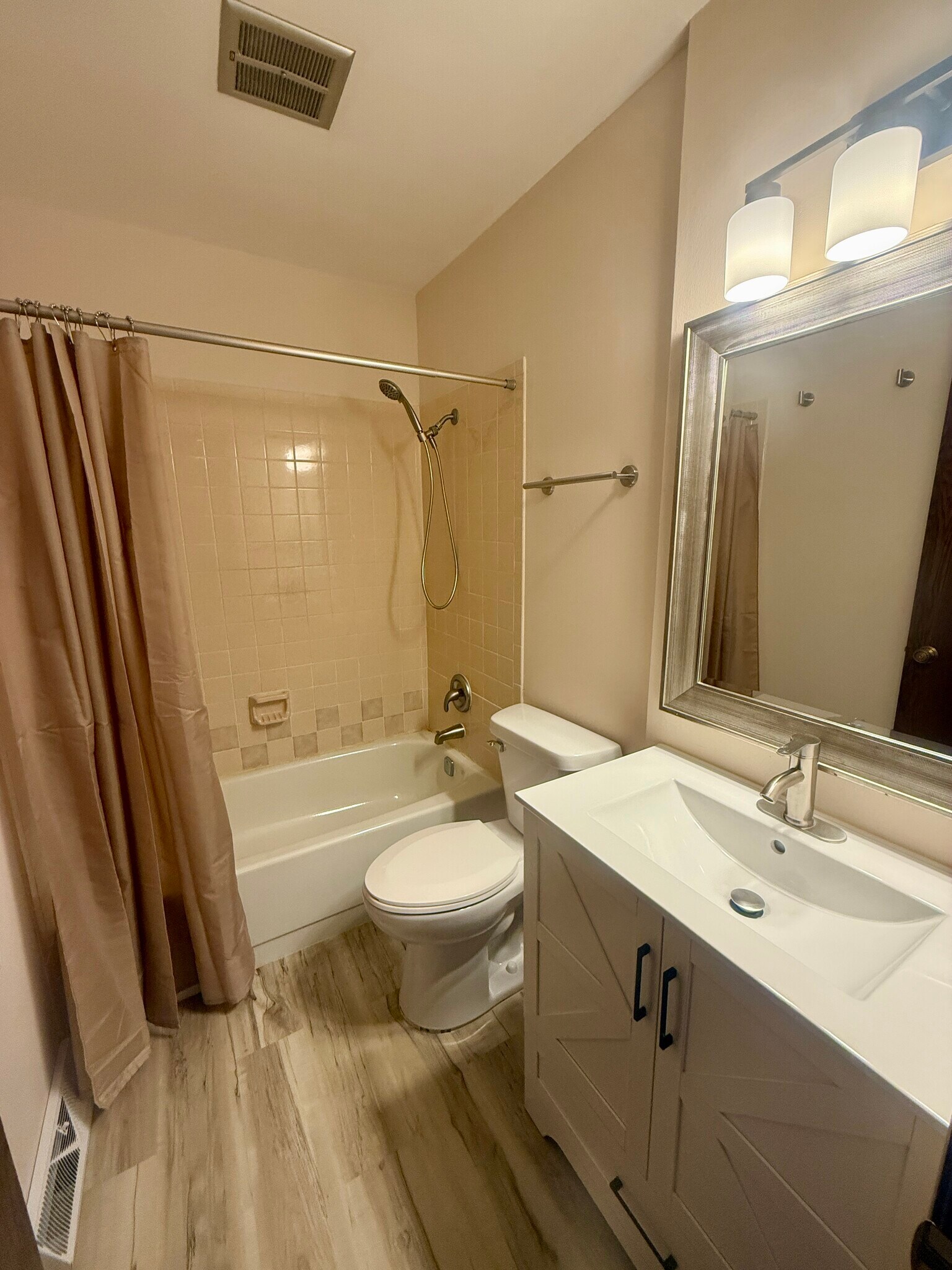 Main Bath - 7217 Park Shores Ct