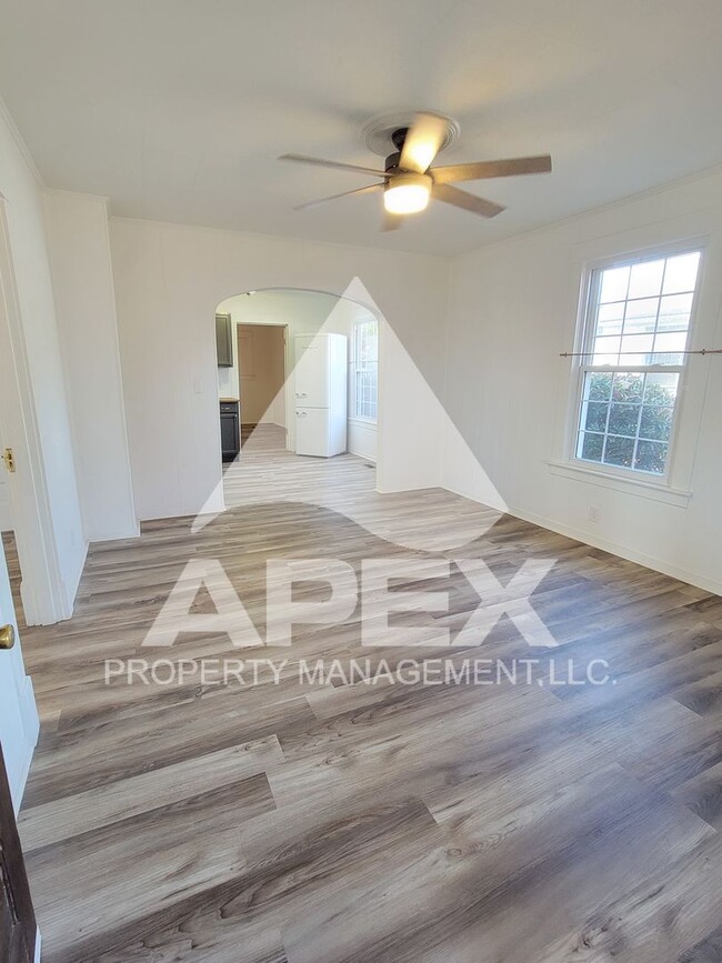 Building Photo - Charming 3Bd/2 Ba Renovated Craftsman Styl...