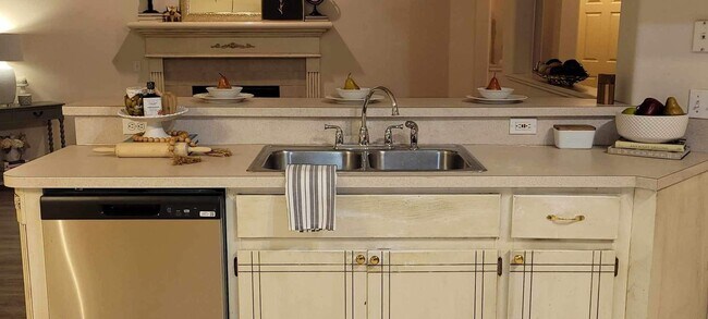 Building Photo - 4 bed in Putnam City! New luxury plank flooring , carpet , paint and new electric range!