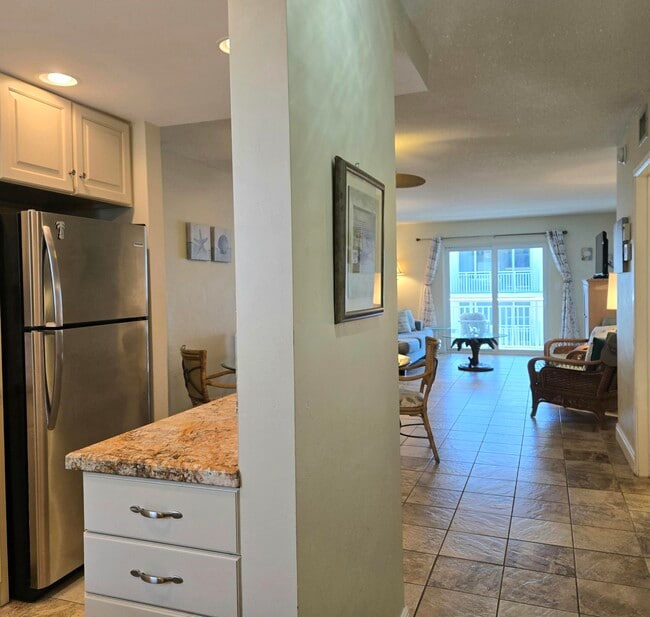 Building Photo - 1161 Hillsboro Mile