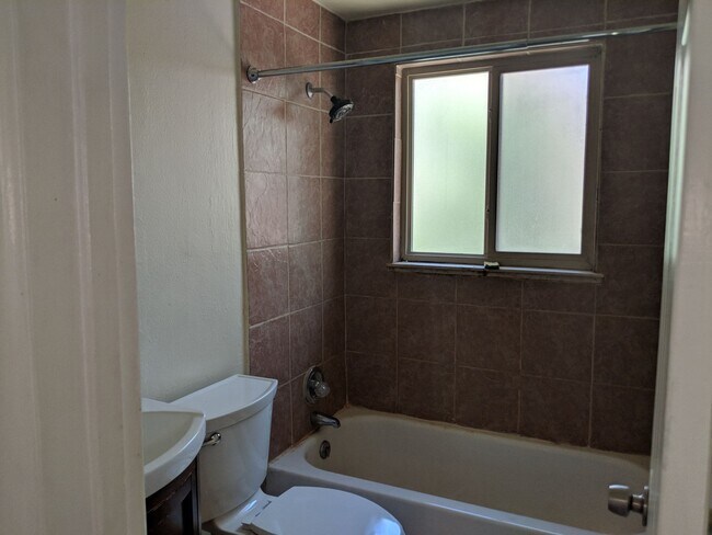 Building Photo - West Wash Park 2/1 Lots of Light, Mountain View and Reserved Parking!!