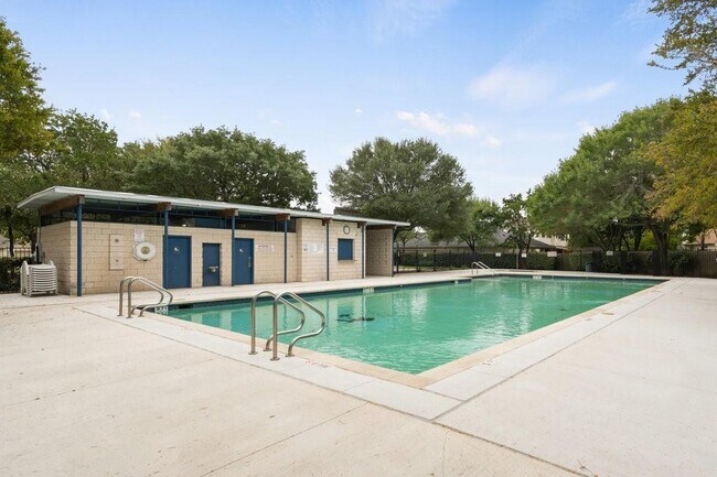 Building Photo - 2110 Red Oak Cir