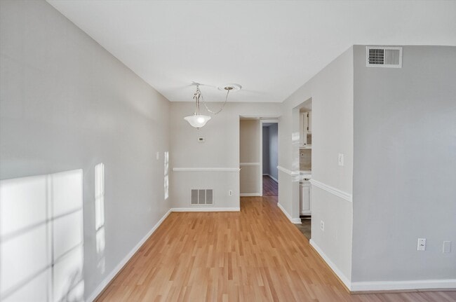 Building Photo - 704 S Arlington Mill Dr