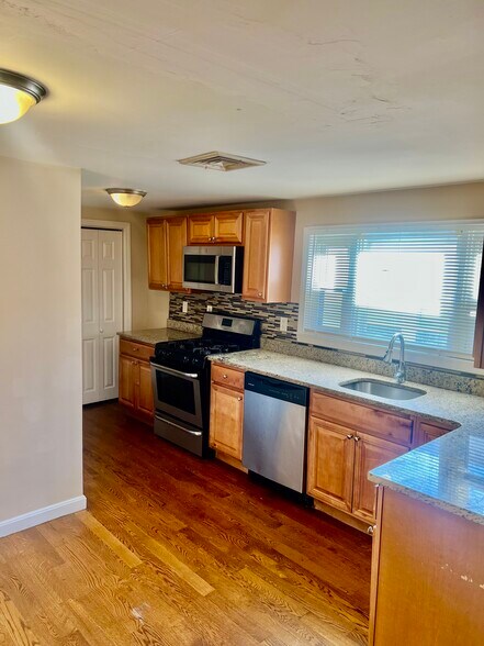 Building Photo - 105 Oak Island St