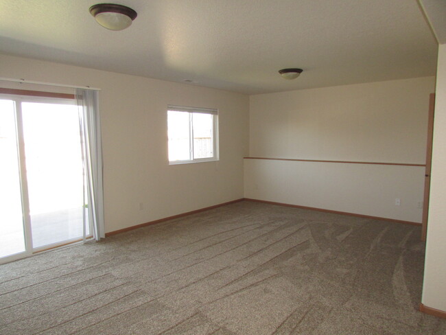 Building Photo - 3 BEDROOM | 2 BATH | TOWNHOME | GARAGE