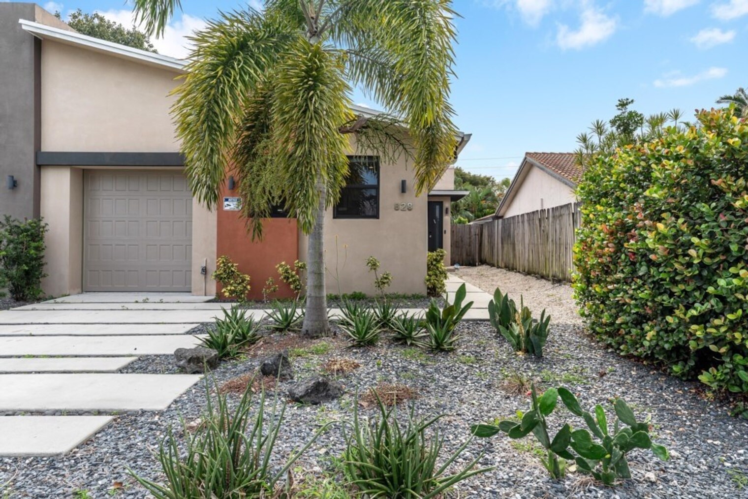 Building Photo - 828 SW 14th Ct