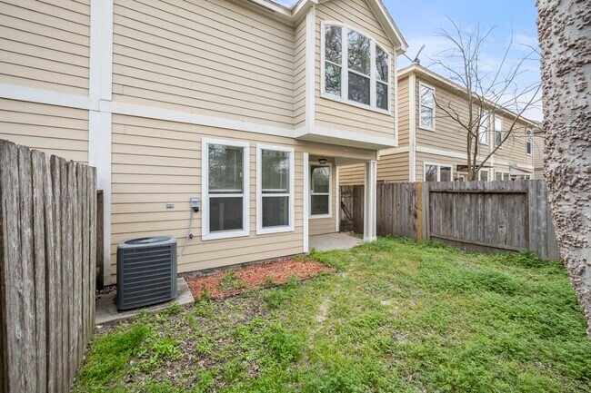 Building Photo - 16546 Pentonshire Ln