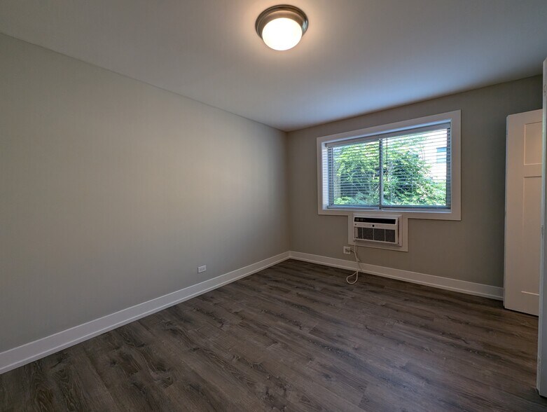 Building Photo - 542 W Surf St