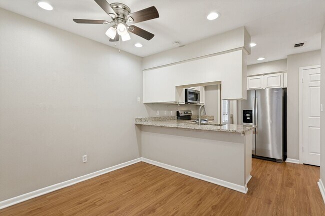 Building Photo - GROUND-FLOOR 2-BEDROOM ALAMO HEIGHTS CONDOMINIUM