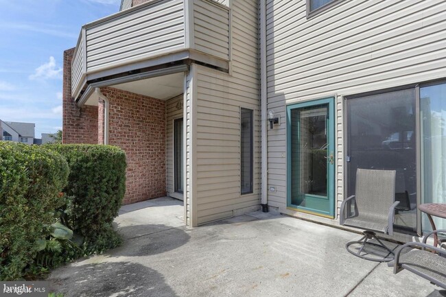 Building Photo - 1 br, 1 bath Condo - 804 Cherrington Dr