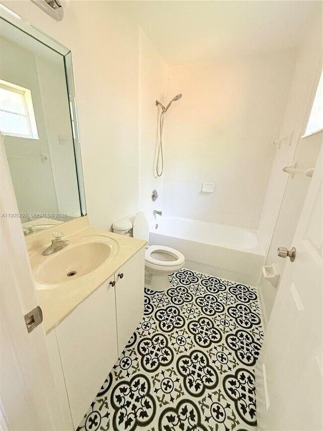 Building Photo - 656 SW 11th St