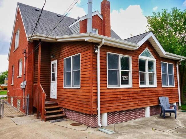 Building Photo - 9337 S Richmond Ave