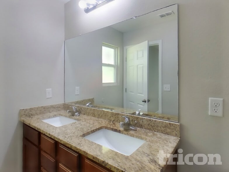 Building Photo - 4480 Glendas Meadow Dr