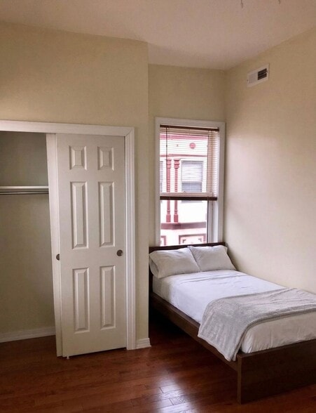 Building Photo - Great 2BR/1BA Queen Village Apartment Available Now