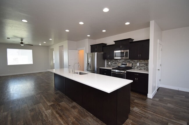 Building Photo - 4 Bed 3.5 Bath Sunny and Spacious South Jordan Corner-Lot Home with Views!