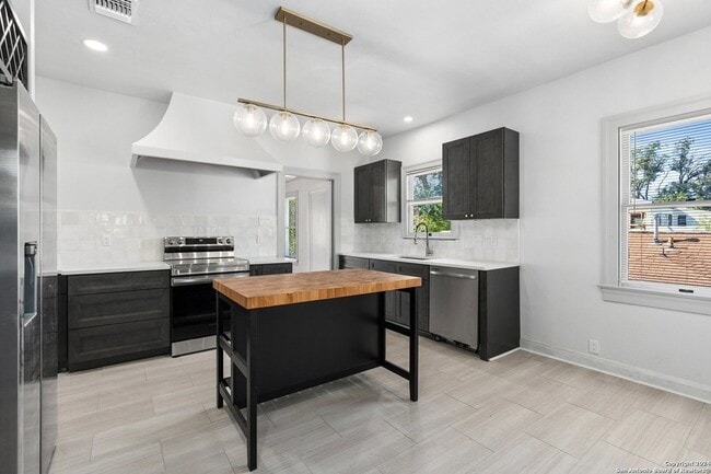 Building Photo - 331 W Elsmere Pl