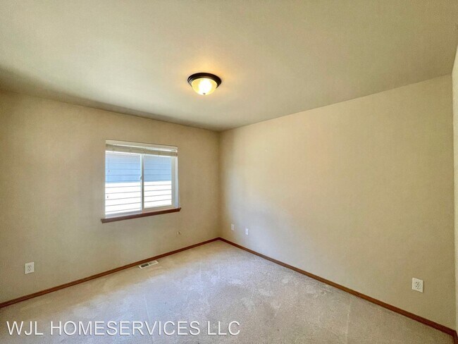 Building Photo - 4 br, 2.5 bath House - 17830 14th Ave W