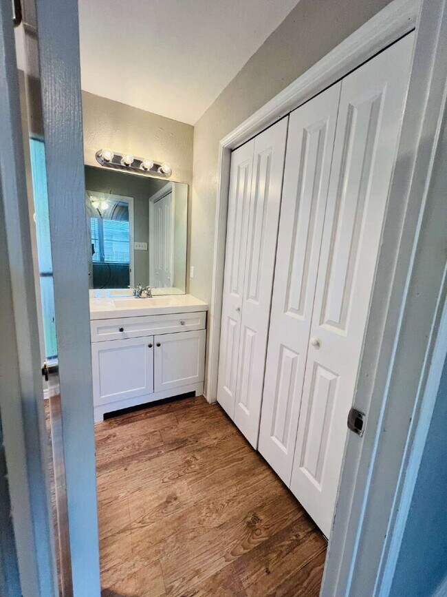 Building Photo - Charming 3 bedroom 2 bath duplex