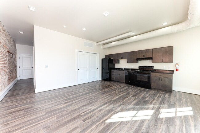 Building Photo - 400 N River St