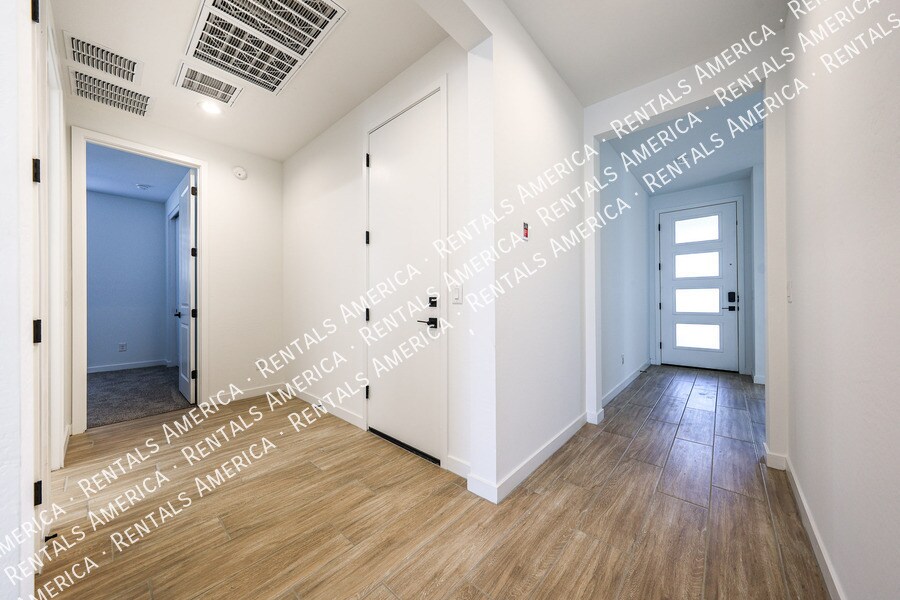 Building Photo - 5411 W Royal Palm Rd