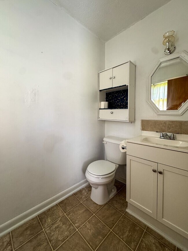 Building Photo - Cute 3 Bed 1.5 Bath Home with Fenced Yard