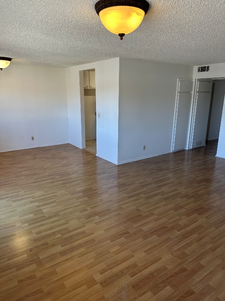 Building Photo - 919 E Windsor Rd