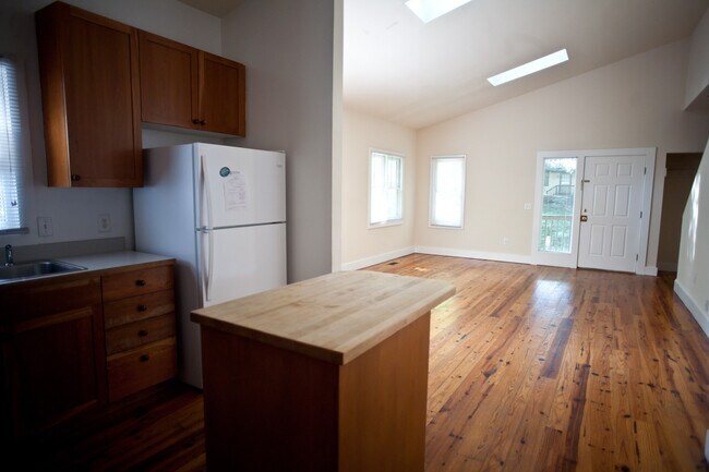 Building Photo - 116 Creel St