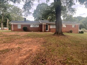 Building Photo - This Beautiful 4 bed 2.5 bath brick ranch ...