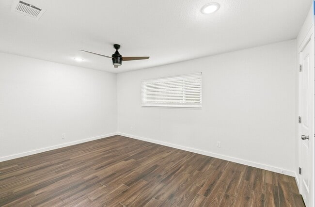 Building Photo - 201 San Saba St