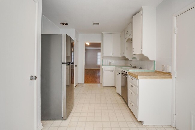 Building Photo - Fresh on the Market-  2 Bed, 1 Bath home i...